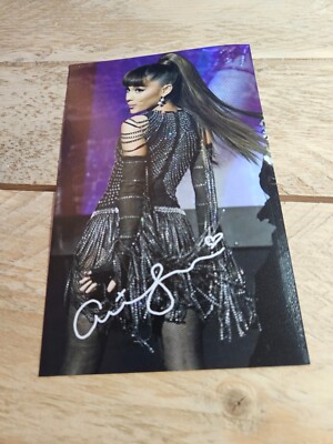 ARIANA GRANDE Repro-Autogramm - ca. 10x16 - (061)