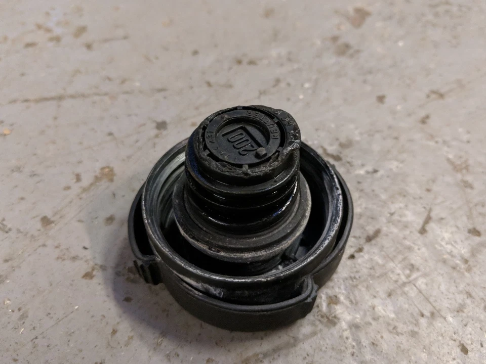 BMW X5 4.4 EXPANSION HEADER OVERFLOW TANK CAP - Image 2 of 2