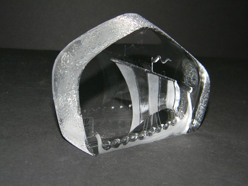 Escultura de cristal grabada a mano de barco vikingo firmada por Mats Jonasson - Imagen 5 de 11