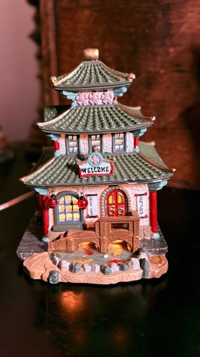 Casa de té Lemax Pagoda 2005 exclusiva de Lenox iluminada pueblo asiático funciona - Imagen 4 de 14