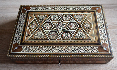 Schmuckschatulle  mit Schlüssel, Holzkistchen, Intarsien, Perlmutt, Vintage