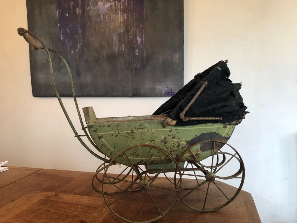 TRÈS ANCIEN PETIT LANDAU POUR POUPÉE EN BOIS CARÉNÉ EN MÉTAL, A RESTAURER - Photo 2/4