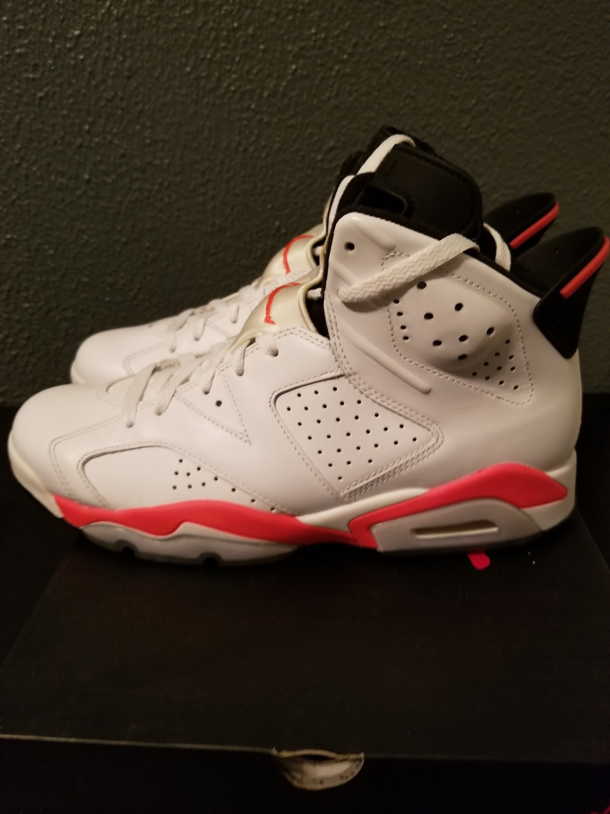 Used Men's 2018 Nike Air Jordan 6 White Infrared shoes size 9.5 Used Men's 2018 Nike Air Jordan 6 White Infrared shoes size 9.5