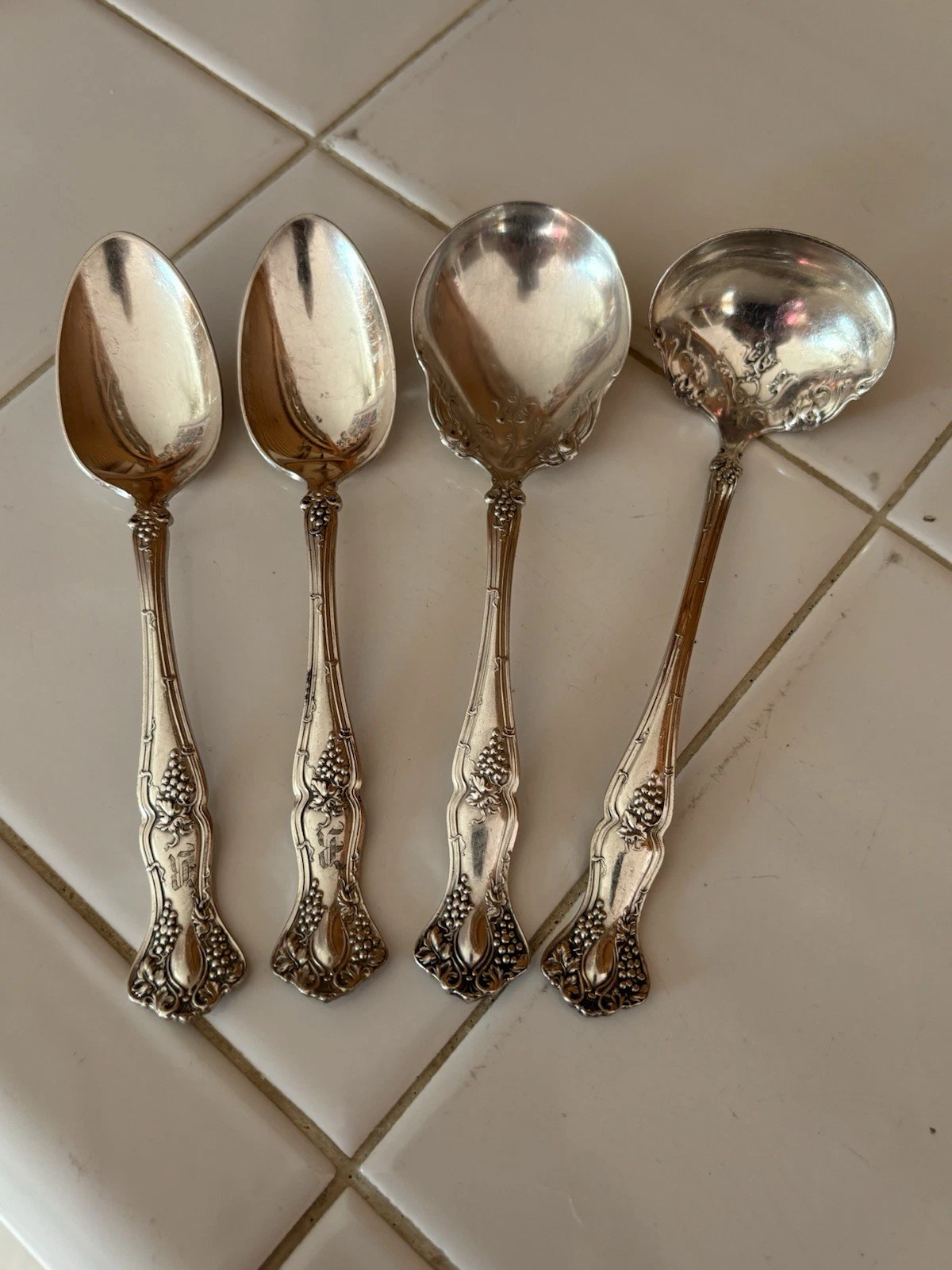 1904 “Vintage” Pattern Set Of 4 / 2 Spoons-Sugar Spoon / Sauce Ladle 1847 Roger
Opens in a new windo