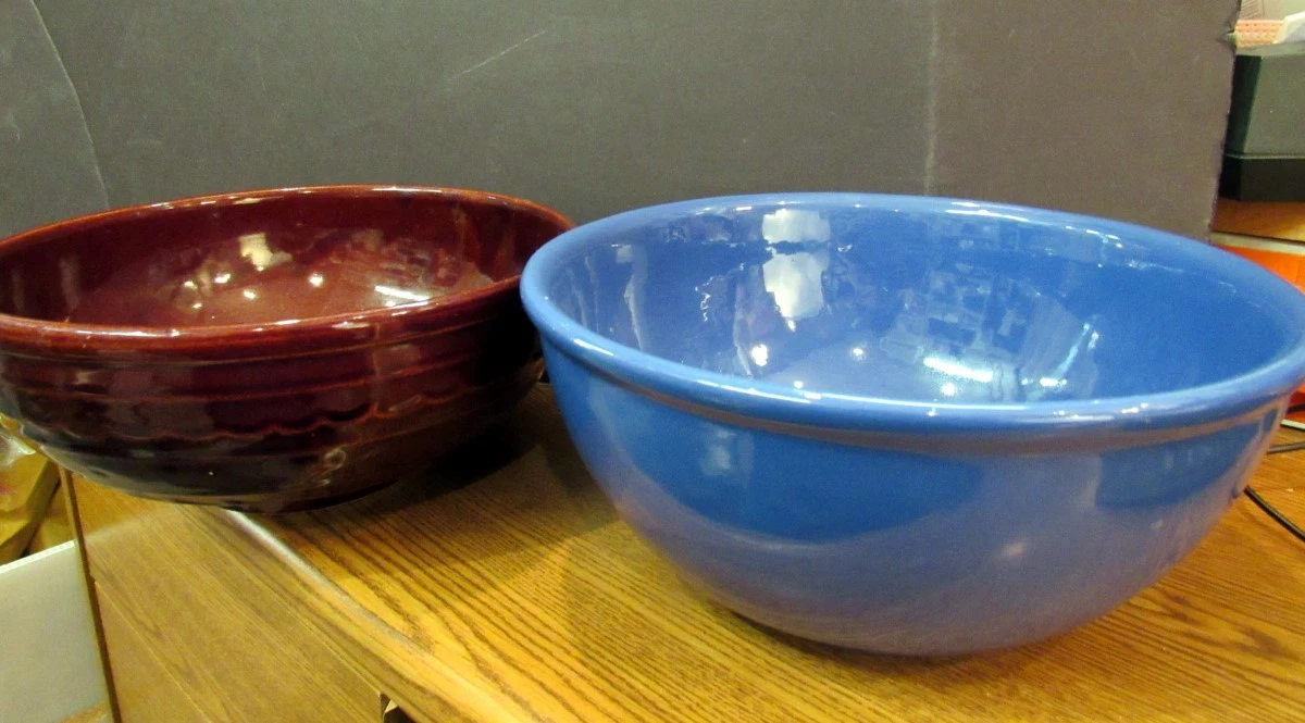 VINTAGE LOT OF 2 STONEWARE MIXING BOWLS BLUE USA & BROWN 10-1/2" (EZS003626)