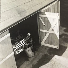 “MAN FIXING CAR IN GARAGE 1940s” OUTDOORS B&W Landscape Old Print Aerial View