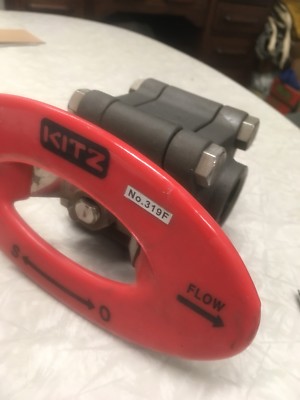 KITZ Ball Valve 1  FNPT Full Port CS x SS W/ Lock Lever AKSC3TFZM-FS Code: 319F