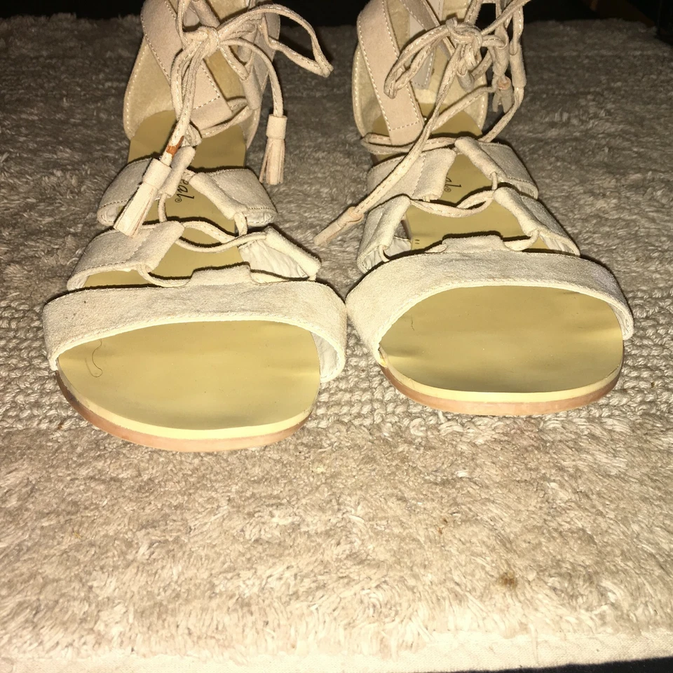 Sandalias gladiador beige Wet Seal para mujer talla 8  Foto 3 de 4