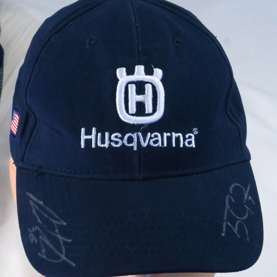 Husqvarna Azul Correa Gorra Autografiada Bandera de EE. UU. Cortadoras de Césped Cadenas Sierras Foto 2 de 4