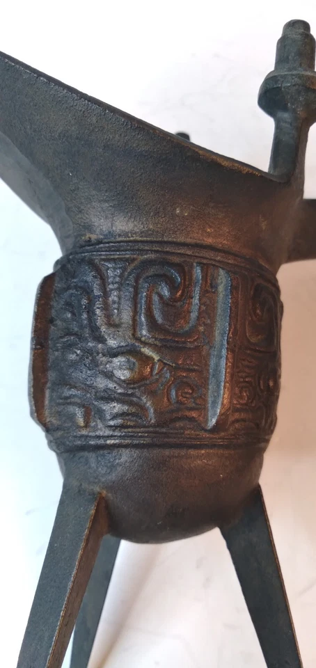 Antigua copa de vino china antigua de hierro fundido con patas Foto 3 de 4