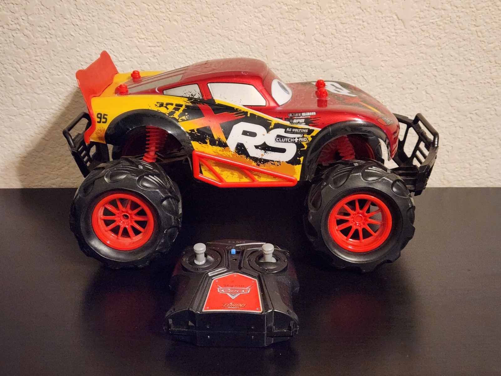 Disney Pixar Cars Lightning McQueen XRS 2.4 GHZ RC Car TURBO BOOST Racing 1:14