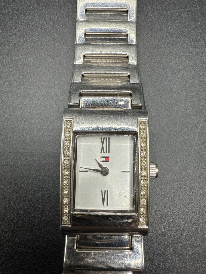 Reloj de cuarzo Hilfiger de colección para mujer de acero inoxidable esfera blanca bisel de piedras preciosas 7" Foto 2 de 4