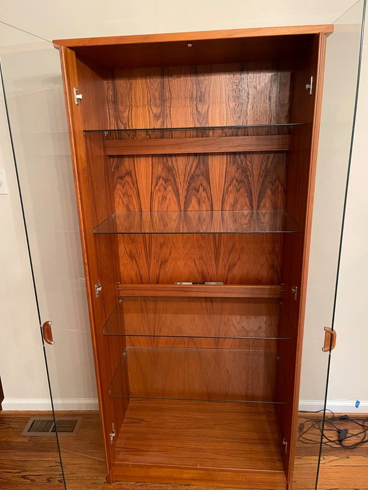 Vitrina de teca de Casa de Dinamarca, con iluminación Foto 4 de 4