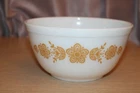 PYREX #402 Butterfly Gold 1 1/2 Qt. Mixing Nesting Bowl Vintage Made in USA