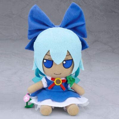 Touhou Project Cirno Fumo-Fumo Plüschpuppe sonnenverbrannt.  mit Abzeichen Ge...