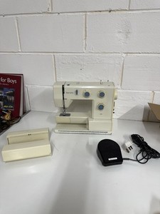 Bernina Bernette 440 Nähmaschine mit Pedal & Deckel gut gebraucht