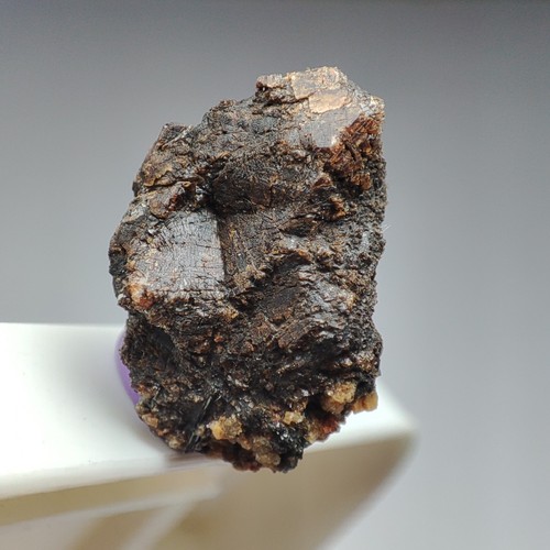 Genthelvit (ein extrem seltenes Erdmineral) Kristall mit schönem Wuchs - Zagi Montierung - Bild 6 von 11