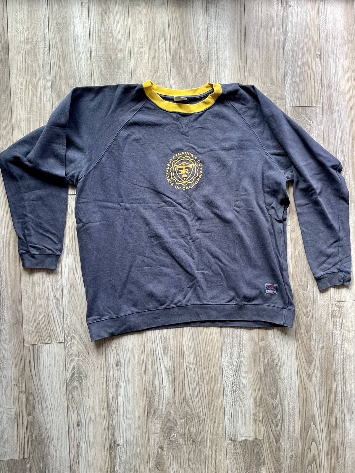 Sweatshirt Vintage Levi’s Grunge Embroidered Logo Size XL Made in US-image