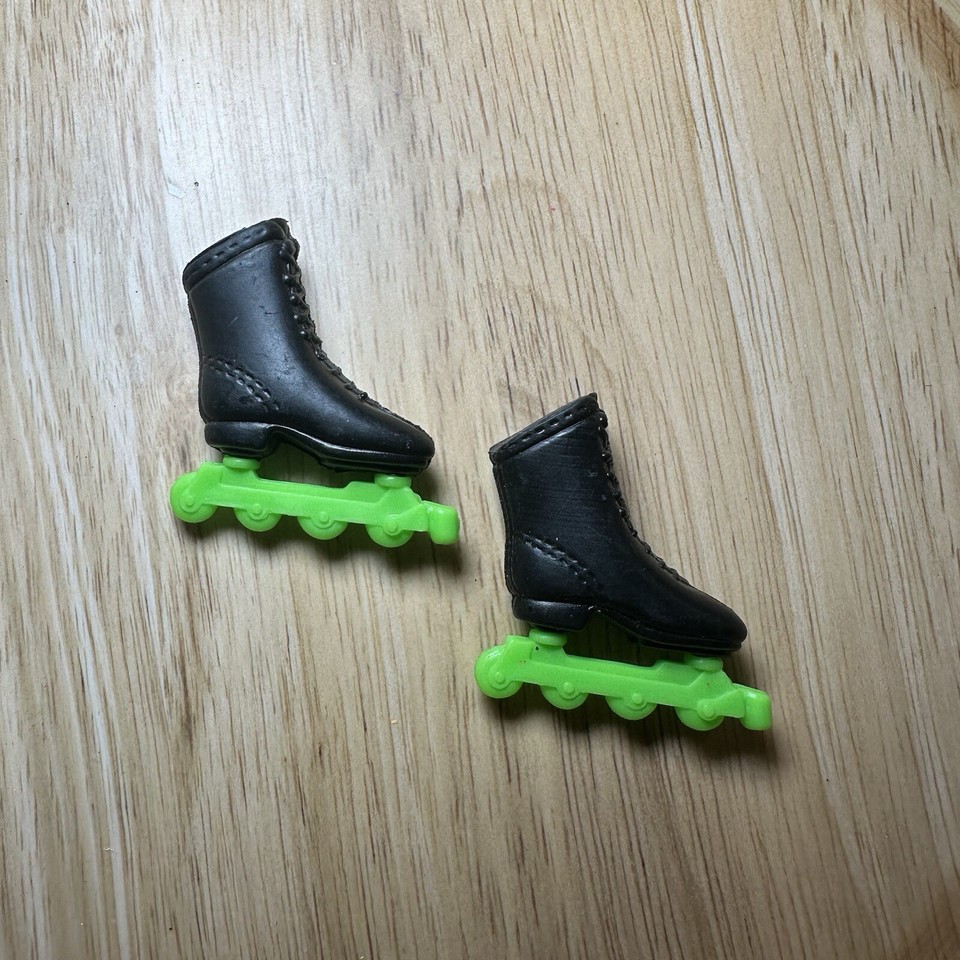 VINTAGE 1990's MATTEL BARBIE BLACK SKATES ROLLER BLADES PLASTIC GREEN