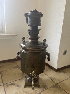 Samowar Teekocher aus Messing/Metall mit Zapfhahn Motiv Mensch Teekanne