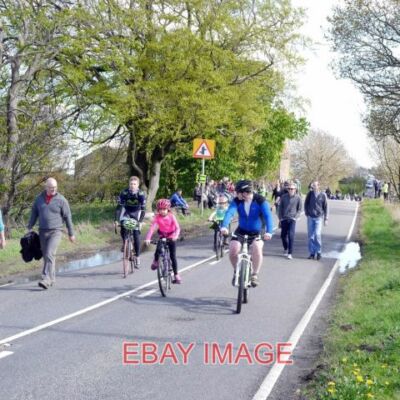 PHOTO  YOUNG AND OLD ARRIVE FOR THE TOUR DE YORKSHIRE THE COTE DE CHEVIN WAS A P