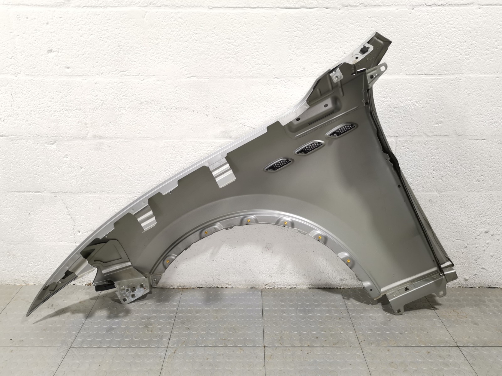Maserati Levante 3.0 L AWD 2017 Front Right Silver Color Fender Cover OEM