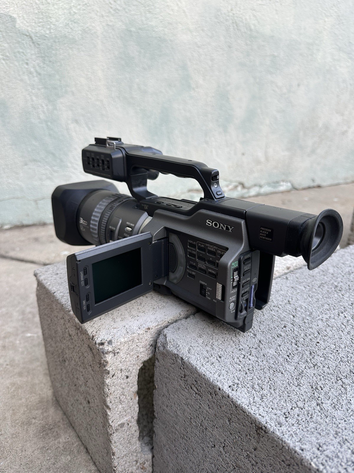 Sony DSR-PD150 MiniDV Camcorder 12x Optical Zoom LCD Screen Built-in Mic