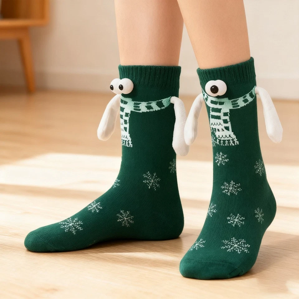 2 pares de meias engraçadas de sucção magnética boneca 3D casal segurando a mão para casal - Imagem 3 de 4