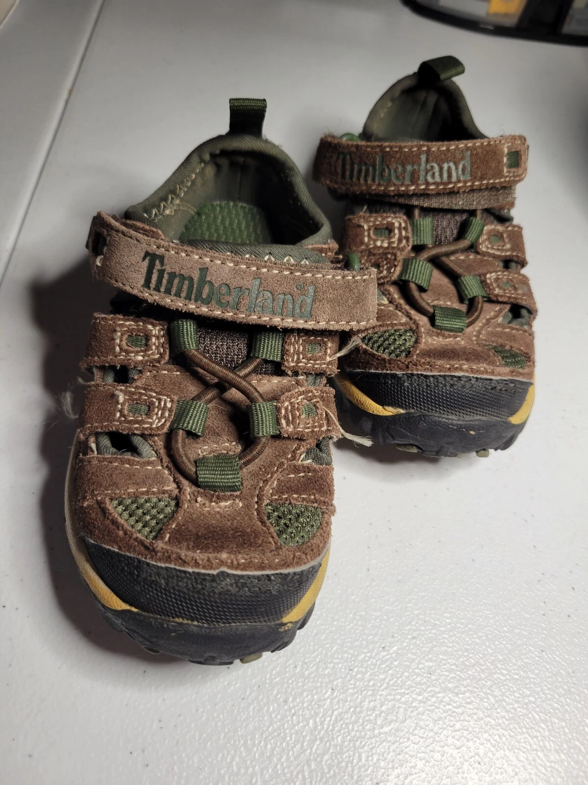 Sandali per bambini Timberland taglia 7 cinturino singolo punta chiusa verde marrone e pulito