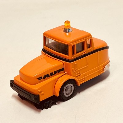 GAMA - 917 Faun AK 320 HB Straßenkehrmaschine - 1/64 - 8,4 cm lang - GUT   #3625