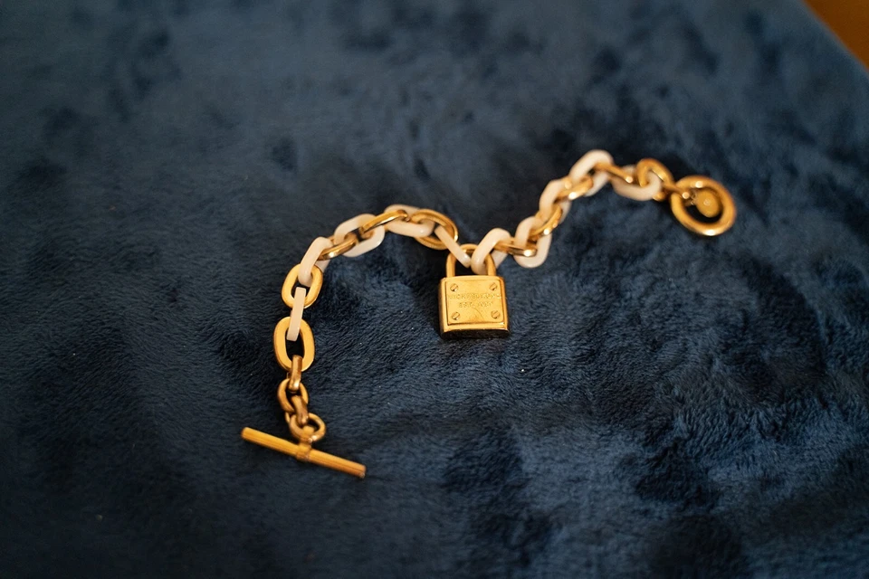 Michael Kors 双色白色塑料链环玫瑰金手链挂锁吊饰 — 第 4/4 张图片