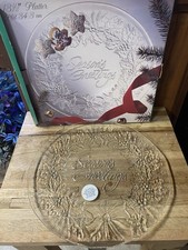 plateau de service en verre avec motif couronne de Noël et "Salutations de saison"
