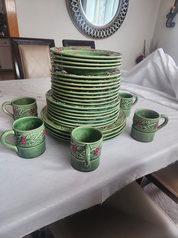 Bordallo Pinheiro Portugal Holly & Berry  Christmas  (29) Piece Set. Majolica