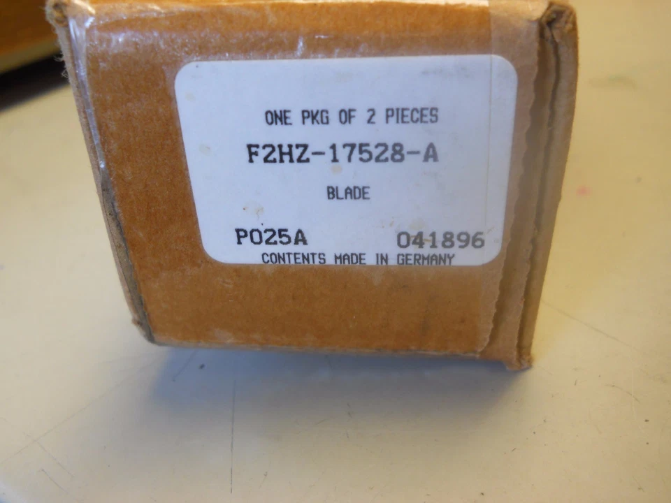 NUEVO 1992 93 94 95 FORD CF700 CF800 ESCOBILLAS LIMPIAPARABRISAS Foto 2 de 2