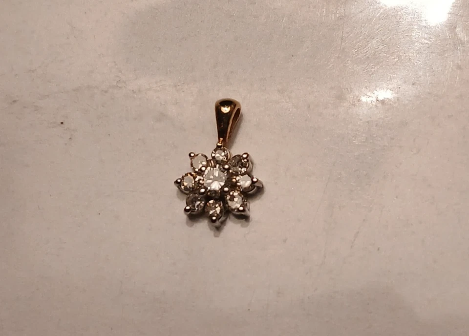 14k Yellow Gold 9 Diamond Cluster Pendant Beautiful! - Image 3 of 4