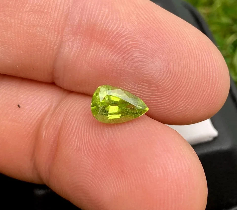 Natural Peridot Loose gemstone 1.85 Ct., pear cut, Origin Pakistan - Image 3 of 4