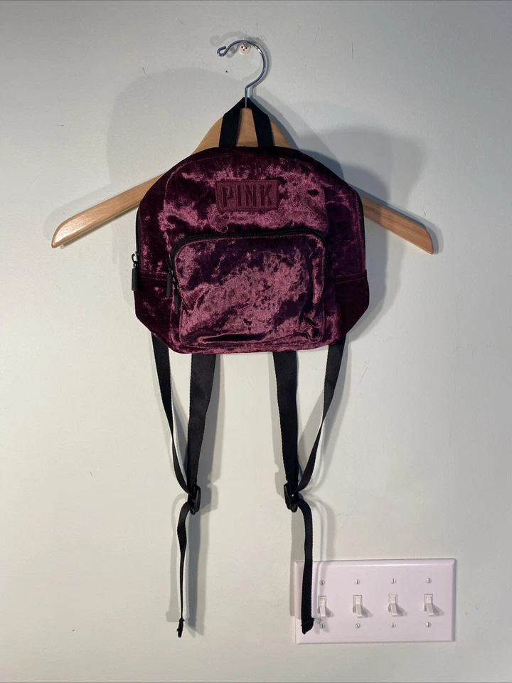 NUEVO CON ETIQUETAS ROSA Victoria's Secret Púrpura Terciopelo Mini Mochila Bolsillo Logo Nuevo Y2K Foto 2 de 4