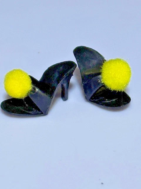 Barbie Reproducción Zapatos Mulas Negros con Pompones Amarillos Mascarada Moda #944 Foto 2 de 2