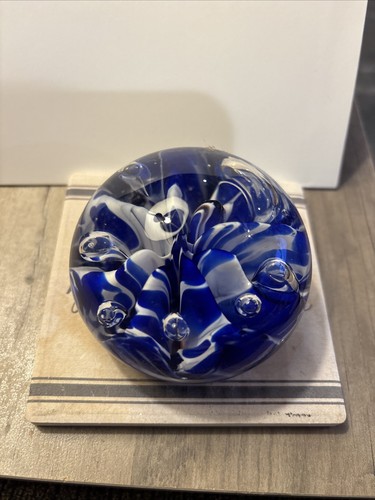 Vintage 1972 Maude and Bob St. Claire Art Glass Paperweight Blue/white Flowers - Picture 1 of 10