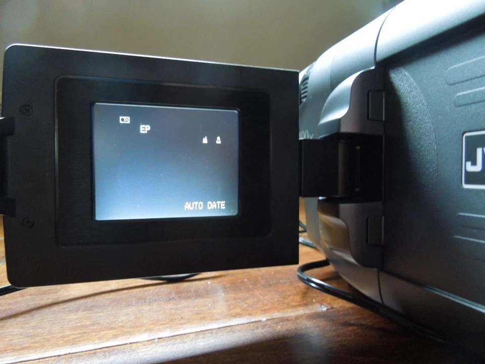 JVC Super VHS-C Video GR-SXM320U w AC/DC Charger - Image 4 of 4