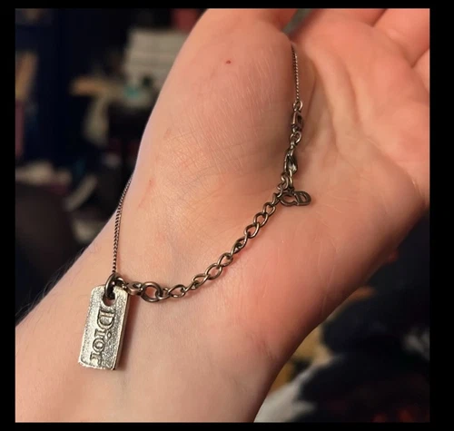 Bracelet pendentif plaque rectangulaire logo Dior ton argent