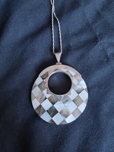 Collier Long Vintage Années 1970 - Pendentif Rond Avec Floches - Composite - Occasion