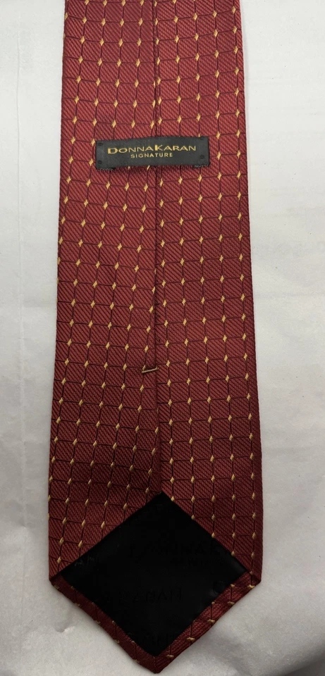 Donna Karen, 100% Seda, Rojo con Lunares Dorados Negocio, Corbata Preppy Foto 3 de 3