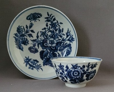 WORCESTER 3 BLUMEN MUSTER BLAUER HALBMOND & E MARK TEESCHALE & UNTERTASSE UM 1770-80