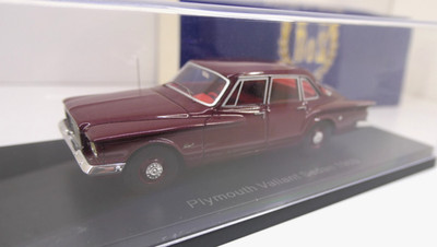BOS 1:43 - Plymouth Valiant Sedan (1960) - dunkelrot-metallic - 43060 - (55)