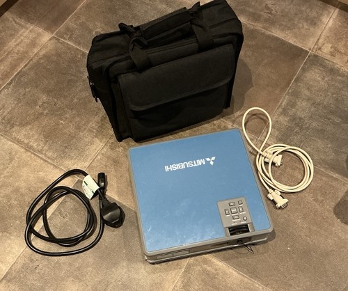 Mitsubishi XL4U Projektor, Einschalten, gute Lampe, OHNE FERNBEDIENUNG, aber mit Tragetasche