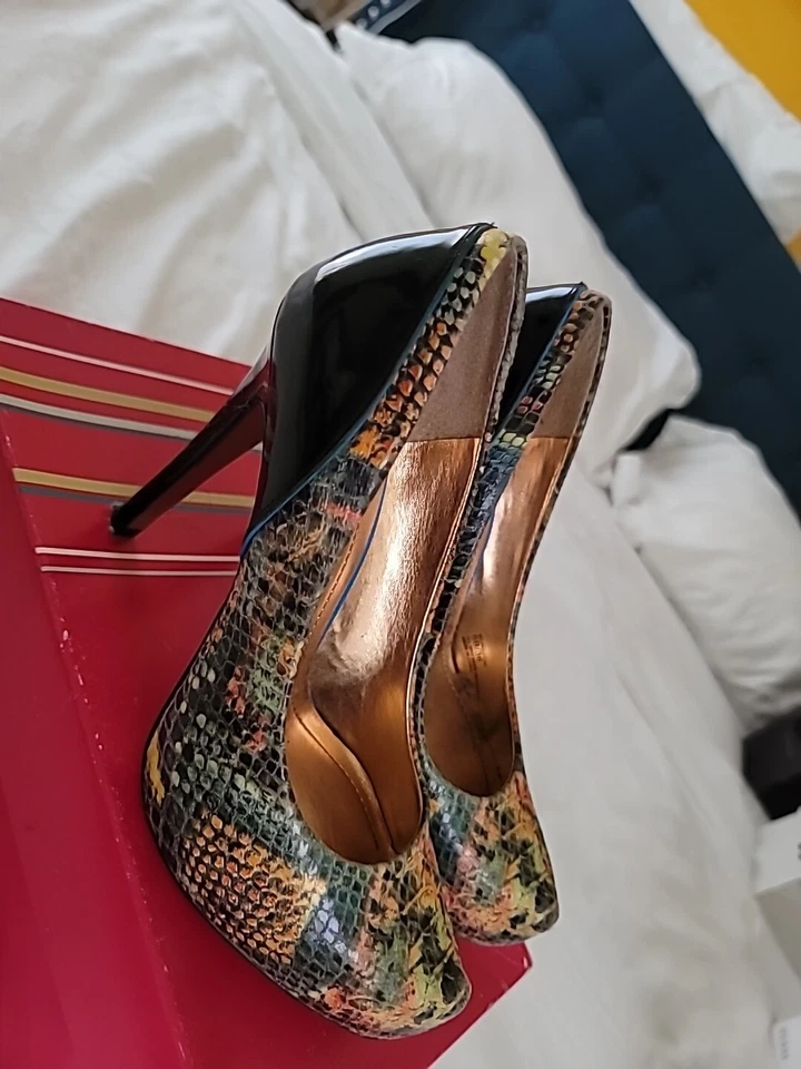 Zapatos de tacón alto para mujer talla 6B BCBG Manera piel de serpiente/patente de cuero 6  Foto 3 de 4