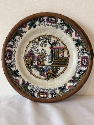 Antiker polychromer Chinoiserie Steingut Teller orientalische Szene Lederrahmen