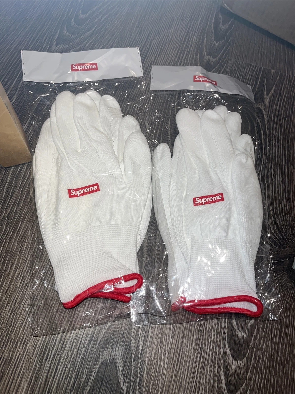 Gants rubérisés Supreme à la main prêts à expédier