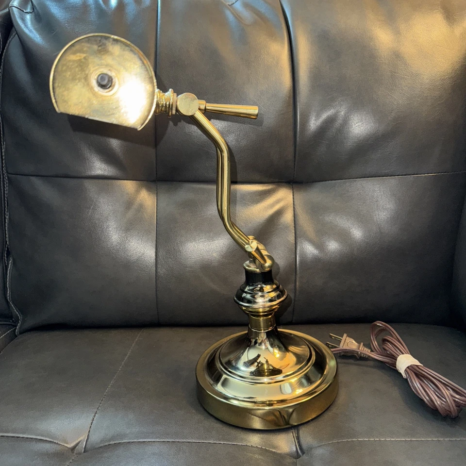 Lámpara de colección MCM de latón en forma de lira Banker’s Light by Sun House Wares Foto 3 de 4